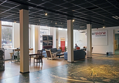 830034 Interieur van het voormalige Vinkepand (Vredenburg 40) te Utrecht: tijdelijke werkplekken.